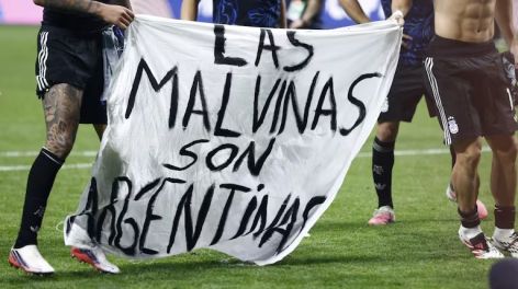 Veteranos llevaron a Malvinas una bandera inspirada en la Selección