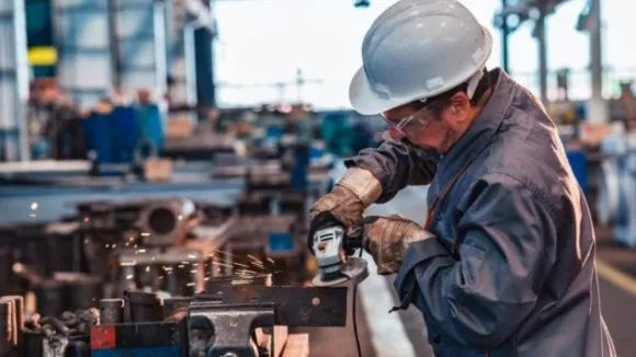 Empleo privado registrado cae en agosto y marca el nivel más bajo desde la asunción de Milei